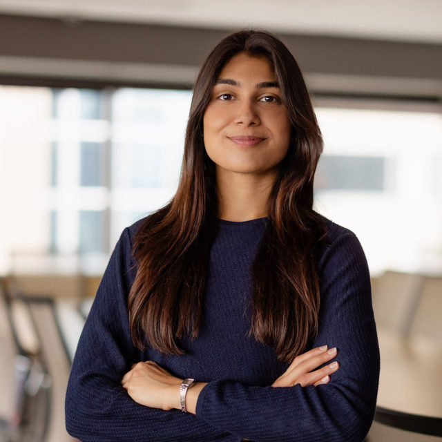 Nikky Soni, Associate